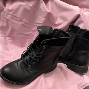 Ladies Black Lace-Up Boot. Size 7.